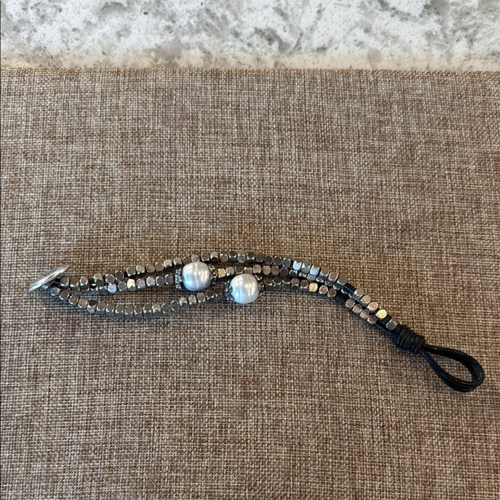 Elegant Silver and Pearl Beaded Bracelet - Picture 4 of 5